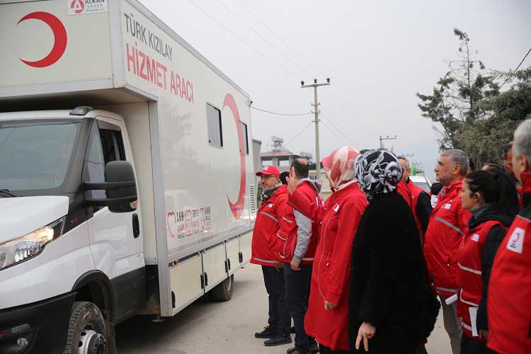 Türk Kızılay Genel Başkanı Fatma Meriç Yılmaz, 1,2 milyon depremzedeye kış yardımı ulaştırma hedefinde oldukları kış yardımı programını Hatay'dan başlattı. 