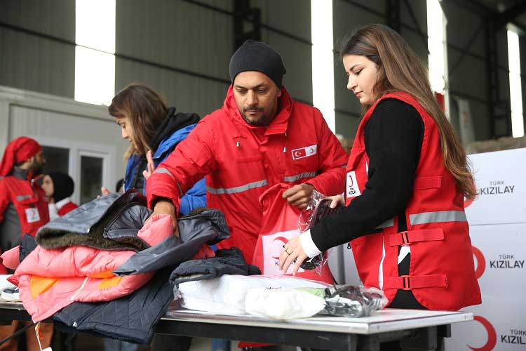 Türk Kızılay Genel Başkanı Fatma Meriç Yılmaz, 1,2 milyon depremzedeye kış yardımı ulaştırma hedefinde oldukları kış yardımı programını Hatay'dan başlattı. 