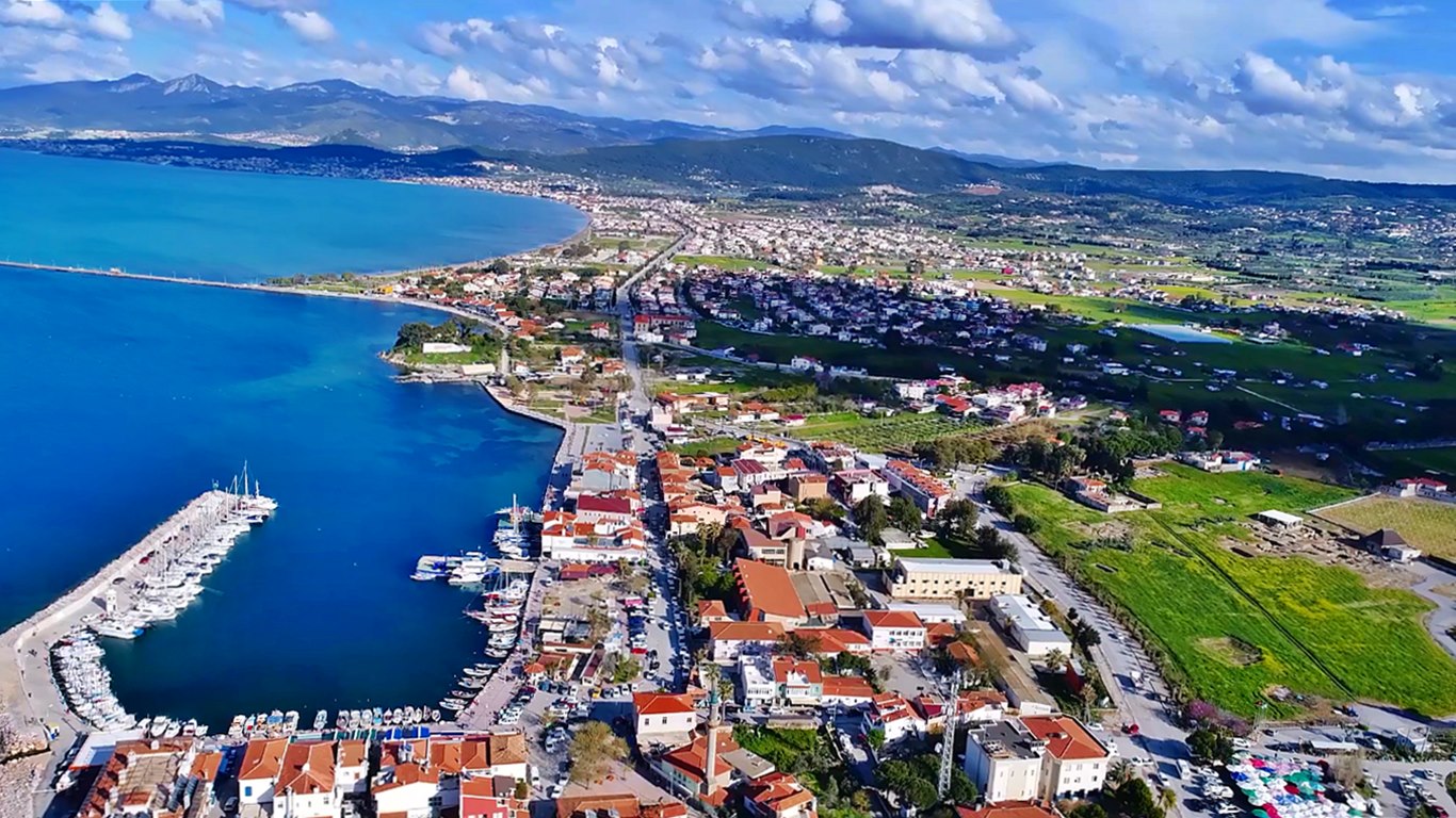 CHP kulislerinde Urla ve Karaburun'da CHP Malatya Milletvekili Veli Ağbaba'nın kendine yakın isimleri aday göstermek için çaba gösterdiği iddiası İzmirlilerin tepkisini topluyor