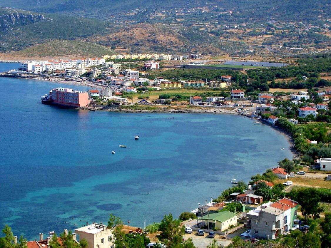 CHP kulislerinde Urla ve Karaburun'da CHP Malatya Milletvekili Veli Ağbaba'nın kendine yakın isimleri aday göstermek için çaba gösterdiği iddiası İzmirlilerin tepkisini topluyor