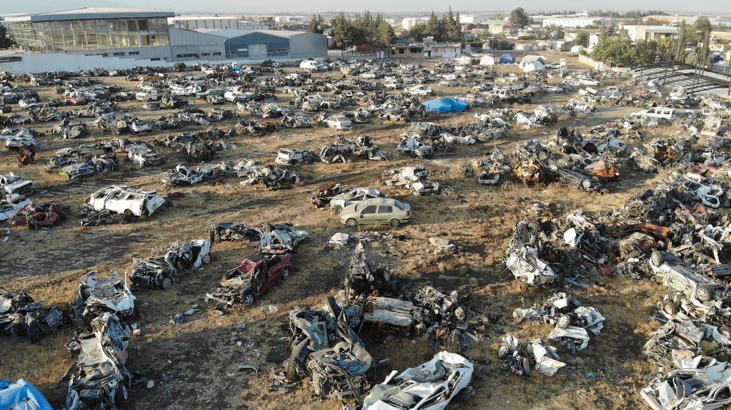 Depremin vurduğu Hatay’da enkazdan çıkarılarak muhafaza altına alınan araçlardan 780 tanesinin şase numaralarından tespitleri yapıldı.