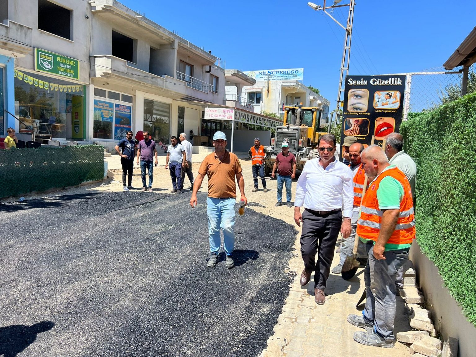 Samandağ Belediyesi ekipleri bir yolu daha yeni yüzüne kavuşturarak vatandaşların hizmetine sundu.