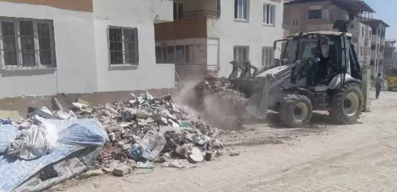 Antakya Belediyesi ekipleri şehir genelinde devam eden enkaz kaldırma çalışmalarına moloz ve katı atık temizlik hizmetleri ile destek veriyor