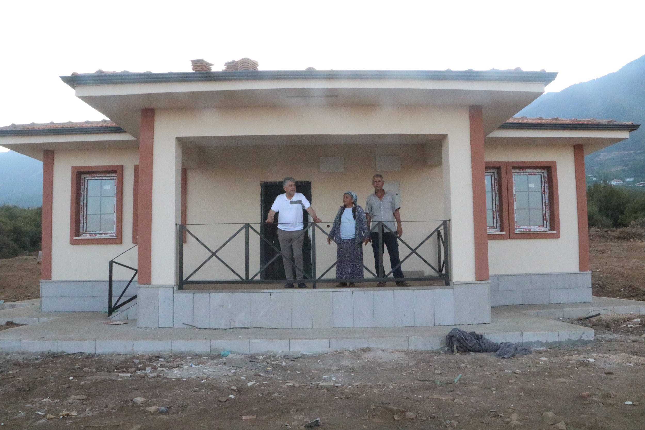 Enkaz kentin görünümüyle cezbeden köy evleri, depremzede vatandaşları heyecanlandırıyor