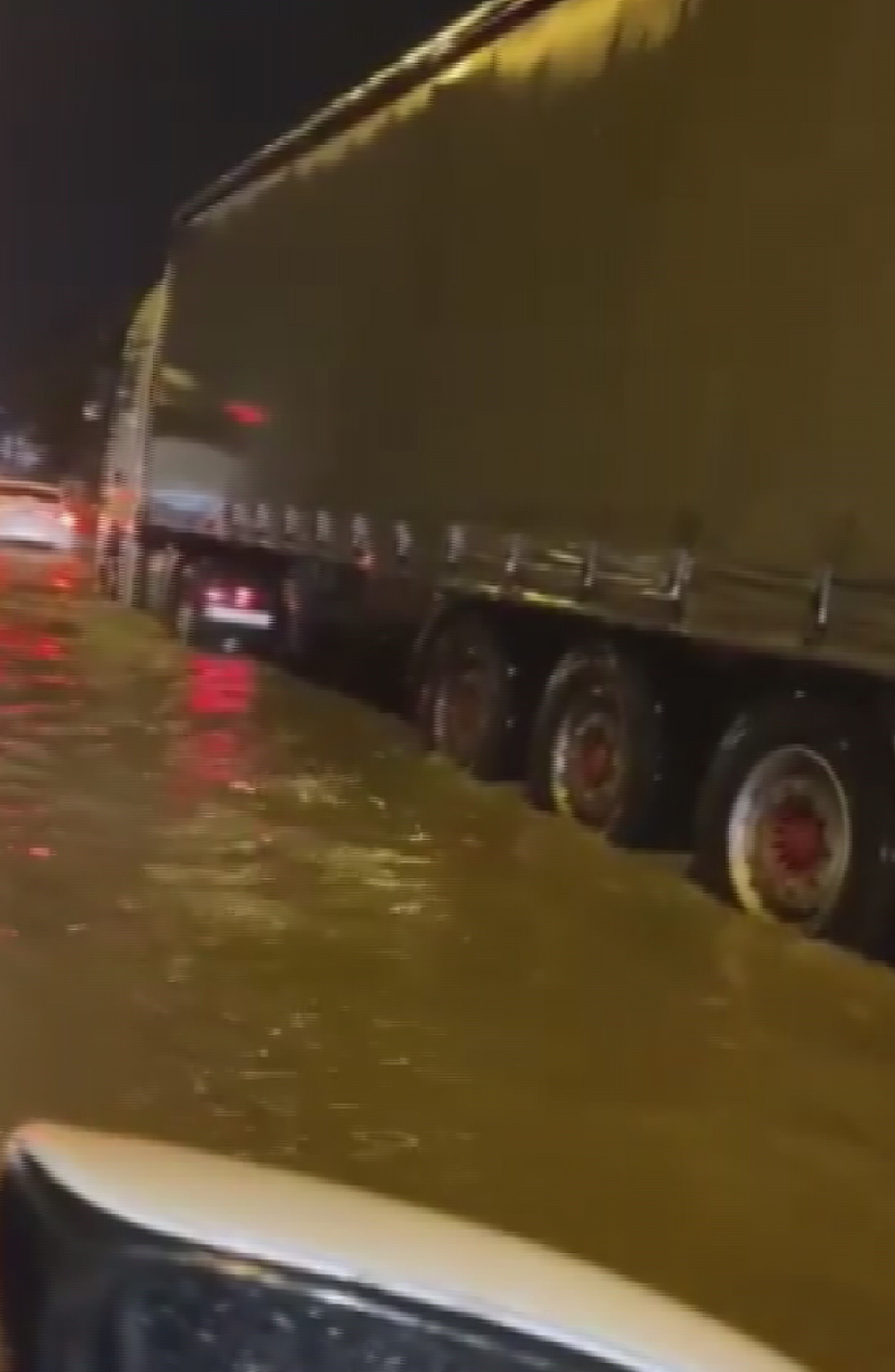 Hatay’da gece saatlerinde etkili olan yağmur yolları göle çevirirken, vatandaşlar zor anlar yaşadı.