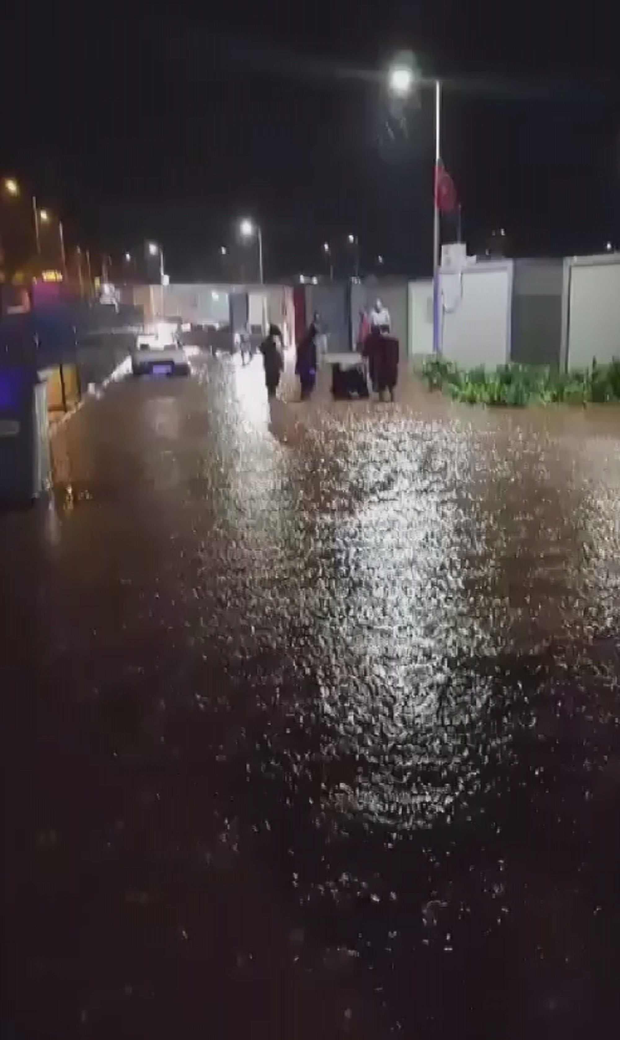 Hatay’da gece saatlerinde etkili olan yağmur yolları göle çevirirken, vatandaşlar zor anlar yaşadı.