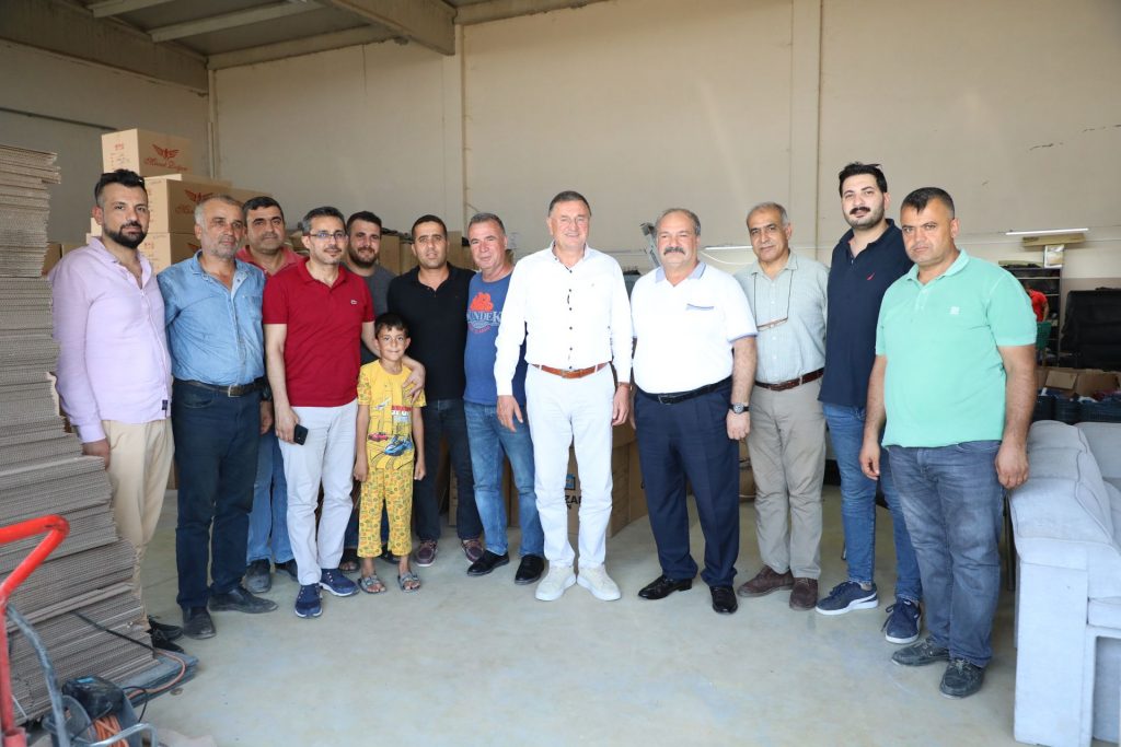 Hatay Büyükşehir Belediye Başkanı Doç. Dr. Lütfü Savaş, Reyhanlı ilçesinde vatandaş ve esnaflarla buluştu.