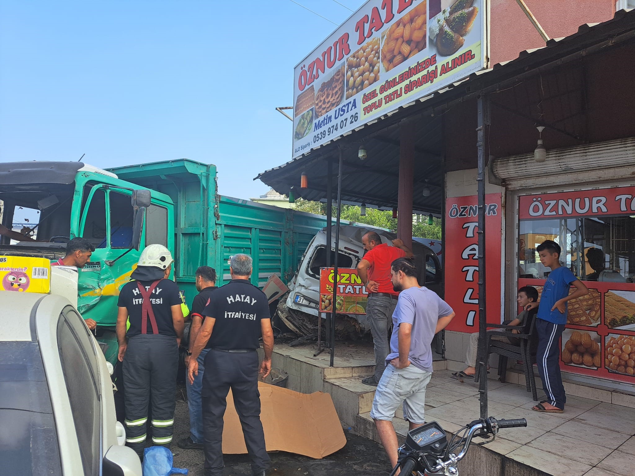 Hatay’da sürücüsünün direksiyon hakimiyetini kaybettiği kamyon 3 araca çarptıktan sonra iş yerlerine çarparak durabildi.