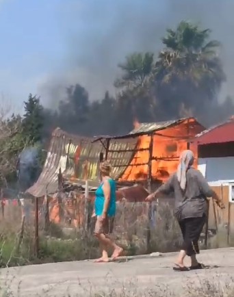 Hatay'ın Dörtyol ilçesinde meydana gelen yangında sahilde bulunan 3 ev alev alev yandı.