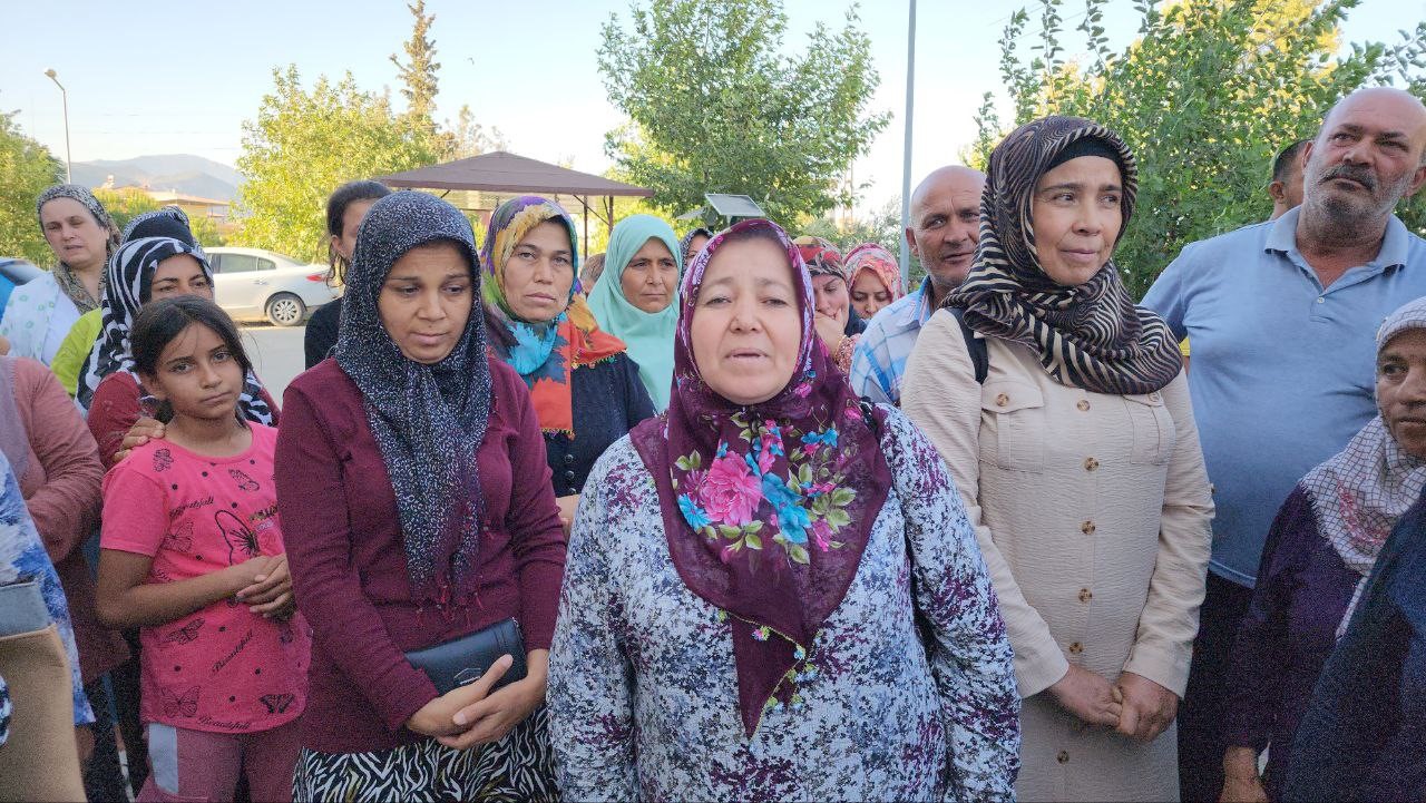 Depremin vurduğu Hatay’ın Hassa ilçesinde vatandaşlar, tayini çıkan Kaymakam Osman Acar’ın asrın felaketinde ortaya koyduğu çalışmalardan ötürü ilçeden gitmesini istemiyor.