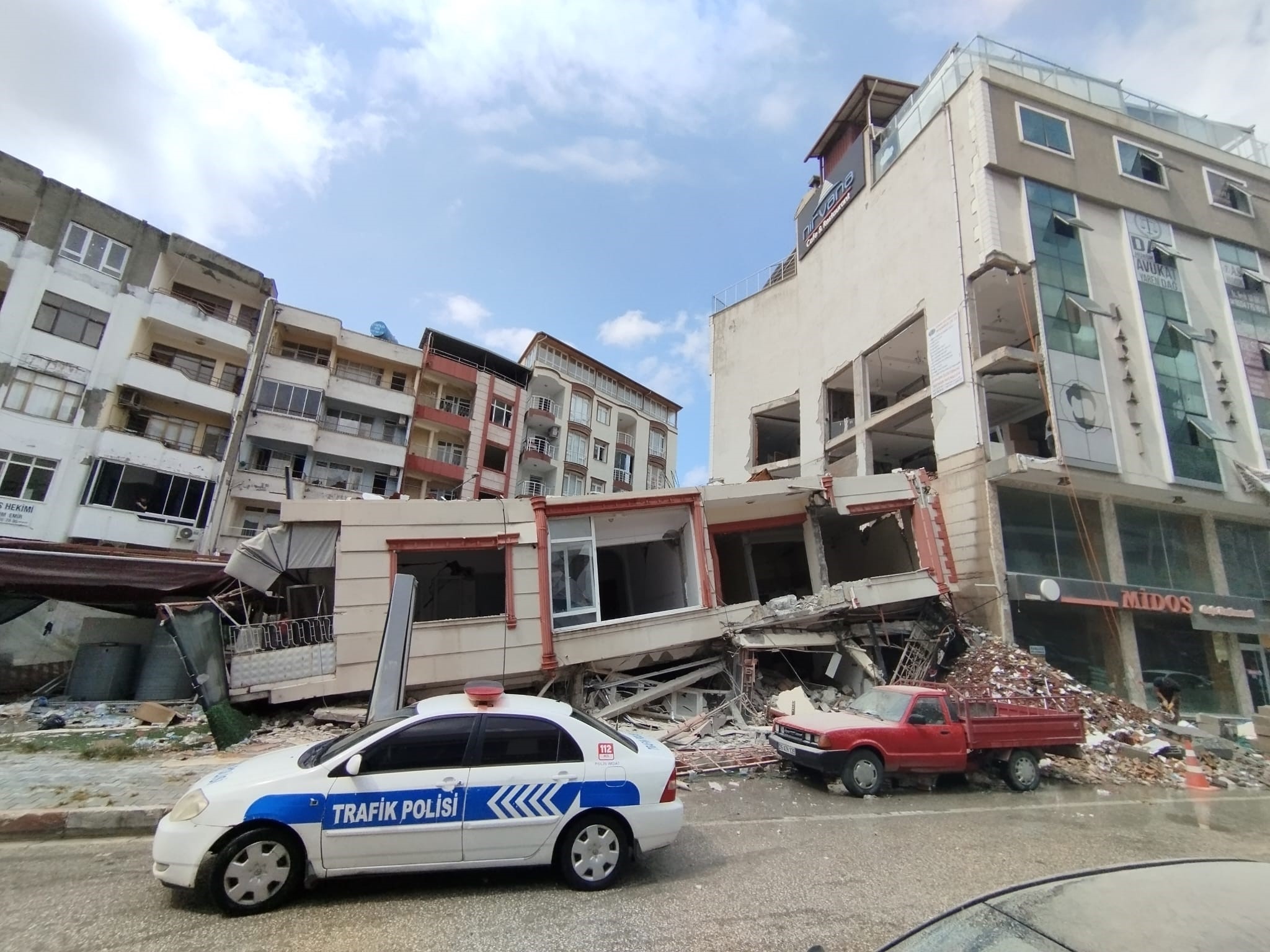 Hatay'da, Kahramanmaraş merkezli depremlerin ardından ağır hasar alan 2 katlı bina sağanak yağmurun etkisiyle kendiliğinden yıkıldı.