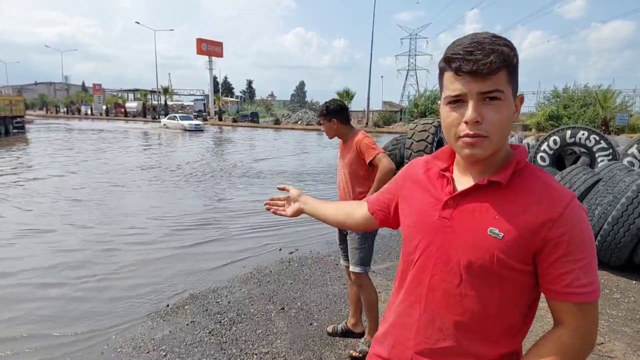 Hatay’da yağış sonrası bazı noktalarda yollar göle döndü.