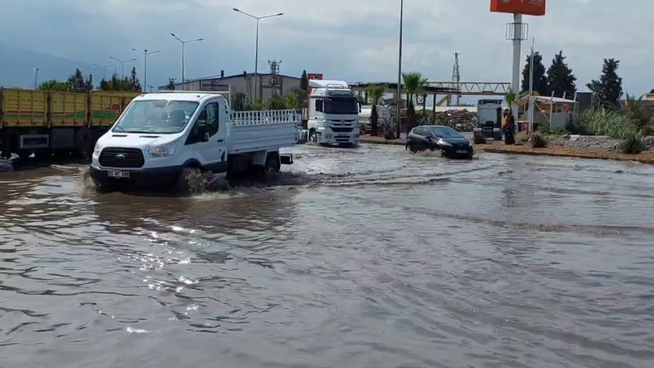 Hatay’da yağış sonrası bazı noktalarda yollar göle döndü.
