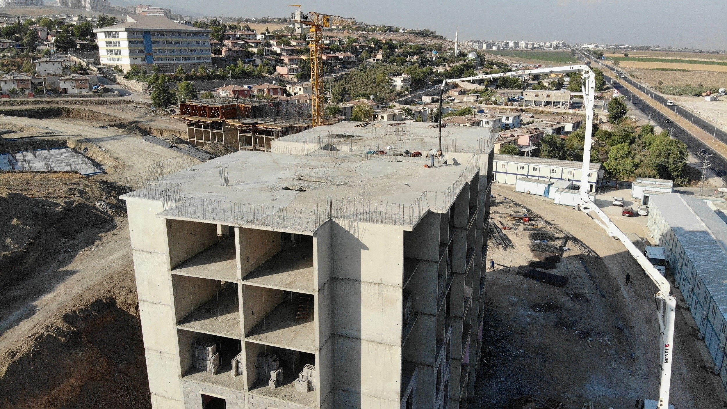 Depremin vurduğu Hatay’ın Kırıkhan ilçesinde inşası süren TOKİ konutlarının bir kısmının yıl sonunda vatandaşlara teslim edilmesi planlanıyor.