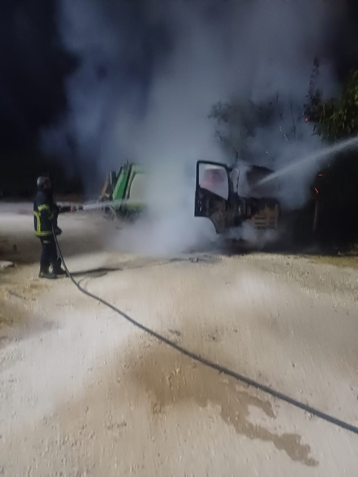 Hatay’ın Hassa ilçesinde park halindeki araçta çıkan yangın itfaiyenin müdahalesiyle söndürüldü.