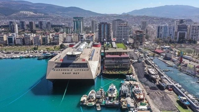 Depremde büyük görevler üstlenen  Karadeniz Lifeship Rauf Bey yaşam gemisi, eğitime hizmet vermeye lise olarak devam edeceği bildirildi.