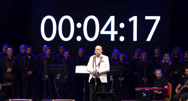 6 şubat depreminde 7 üyesini kaybeden ‘Antakya Medeniyetler Korosu, Tosyalı Holding sponsorluğunda seslendirdiği ezgiler ve verdiği mesajlarla kalbe hitap etmeye devam ediyor.
