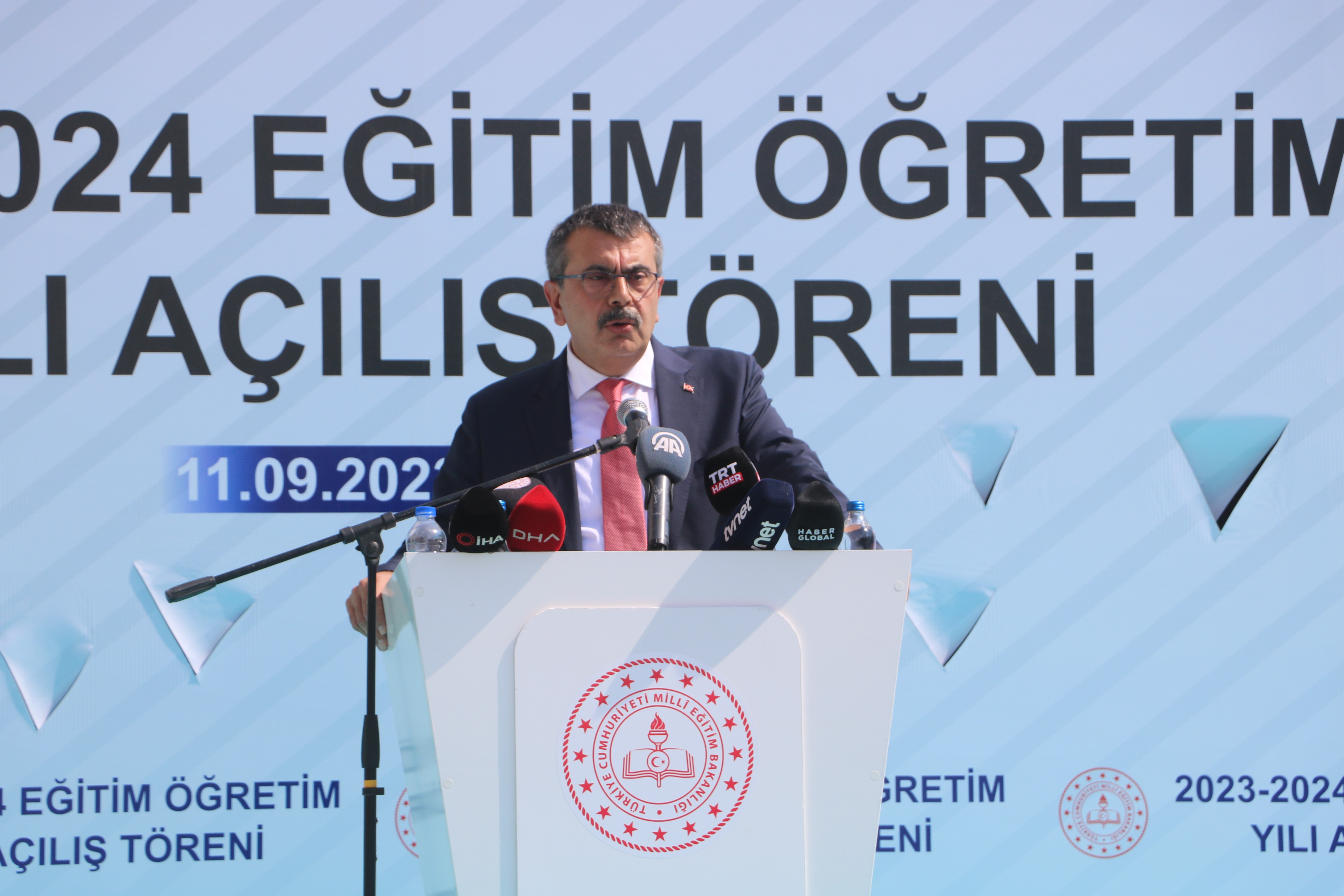 Yusuf Tekin: "Dijital bağımlılık başta olmak üzere her türlü bağımlılıkla, obezite gibi rahatsızlıklarla mücadele edilmesi için özellikle okul bahçelerini etkin kullanmak üzere başlattık"