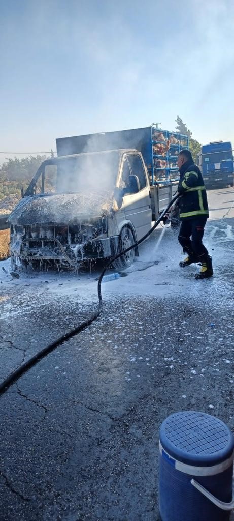 Hatay’ın Belen ilçesinde kümes hayvanı yüklü kamyonette çıkan yangın söndürüldü.
