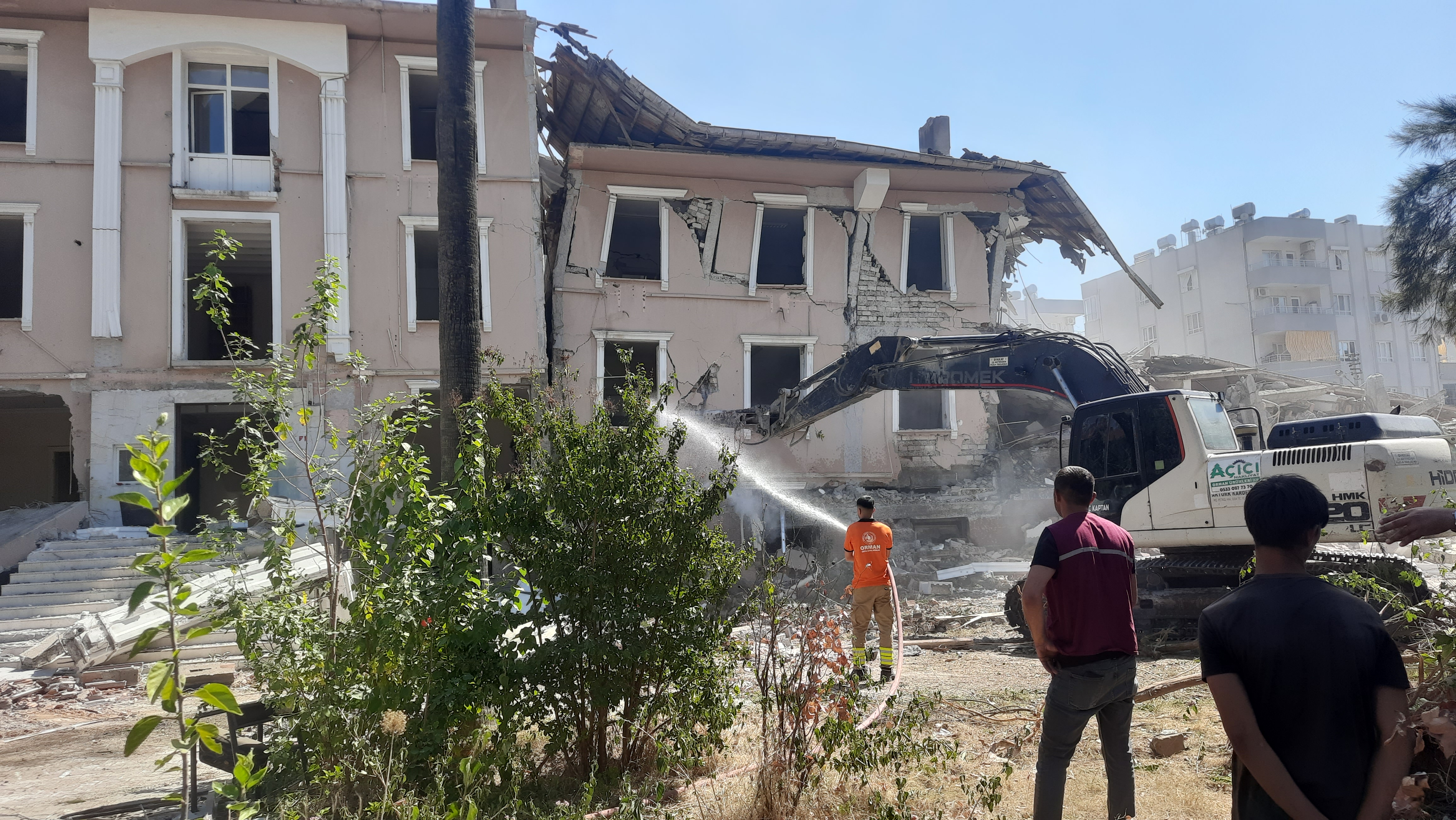 Hatay’ın Dörtyol ilçesindeki hükümet konağı depremde ağır hasar aldığı için kontrollü bir şekilde yıkıldı.