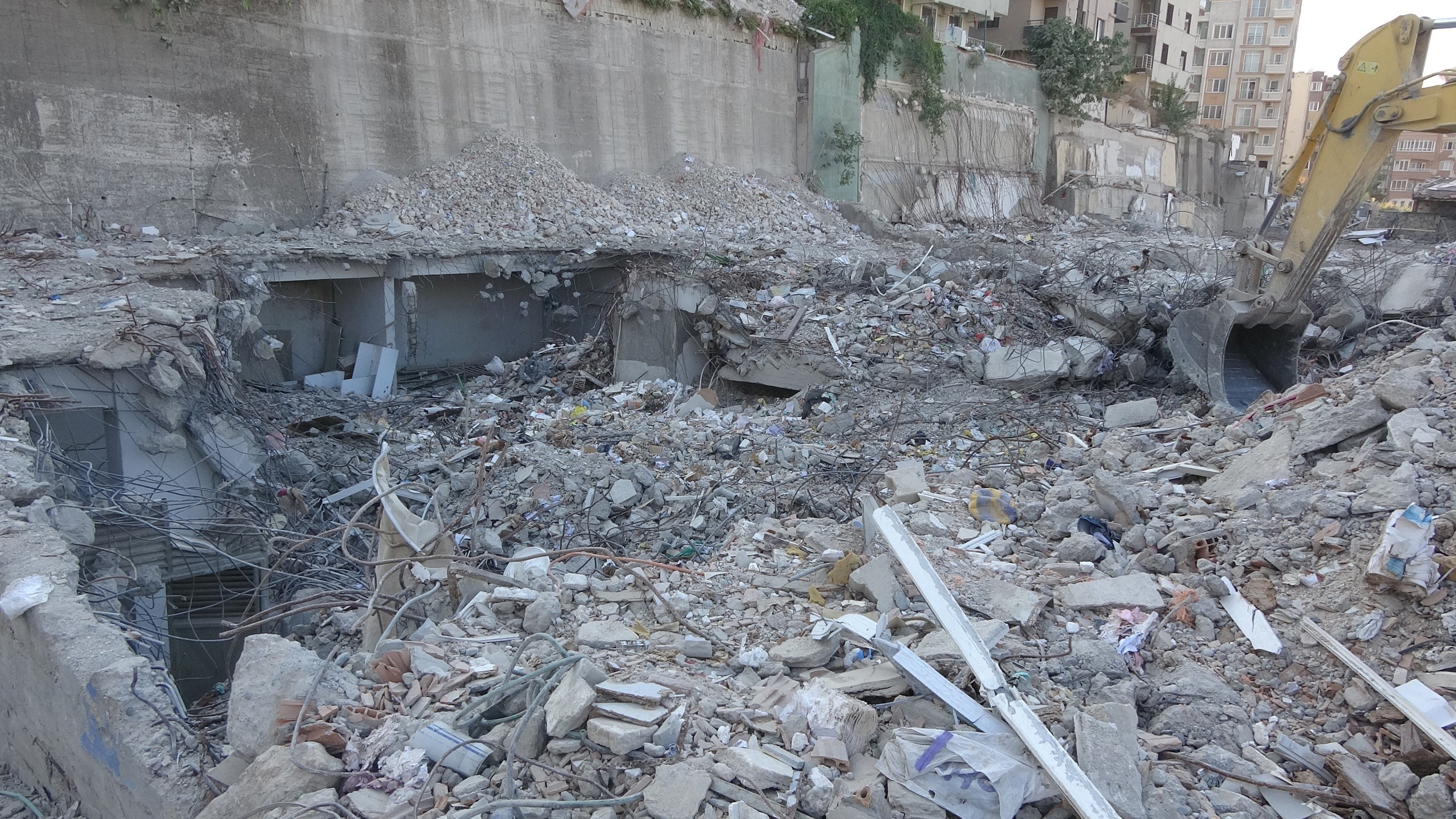 Asrın felaketinin yaşandığı Hatay’da 215. günde enkaz içerisinde ceset çıktı.