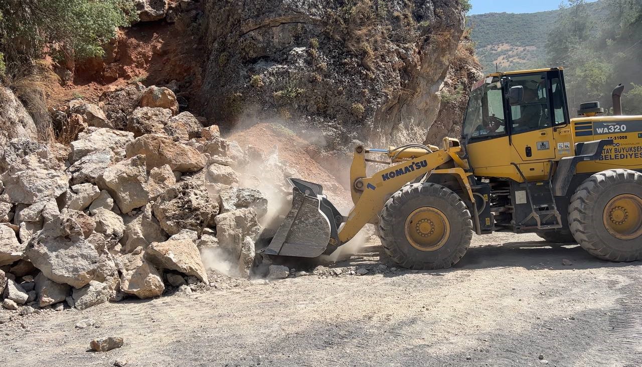 Depremin vurduğu Hatay’ın Hassa ilçesi mahalle yollarına zarar veren ve yolun bir kısmının kapanmasına neden olan devasa kayalar, ekipler tarafından parçalanarak kaldırılıyor.