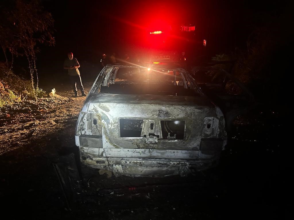 Hatay’da park halindeki otomobilde yangın çıktı. Yangın itfaiye tarafından söndürülürken araç tamamen yanarak kullanılamaz hale geldi.