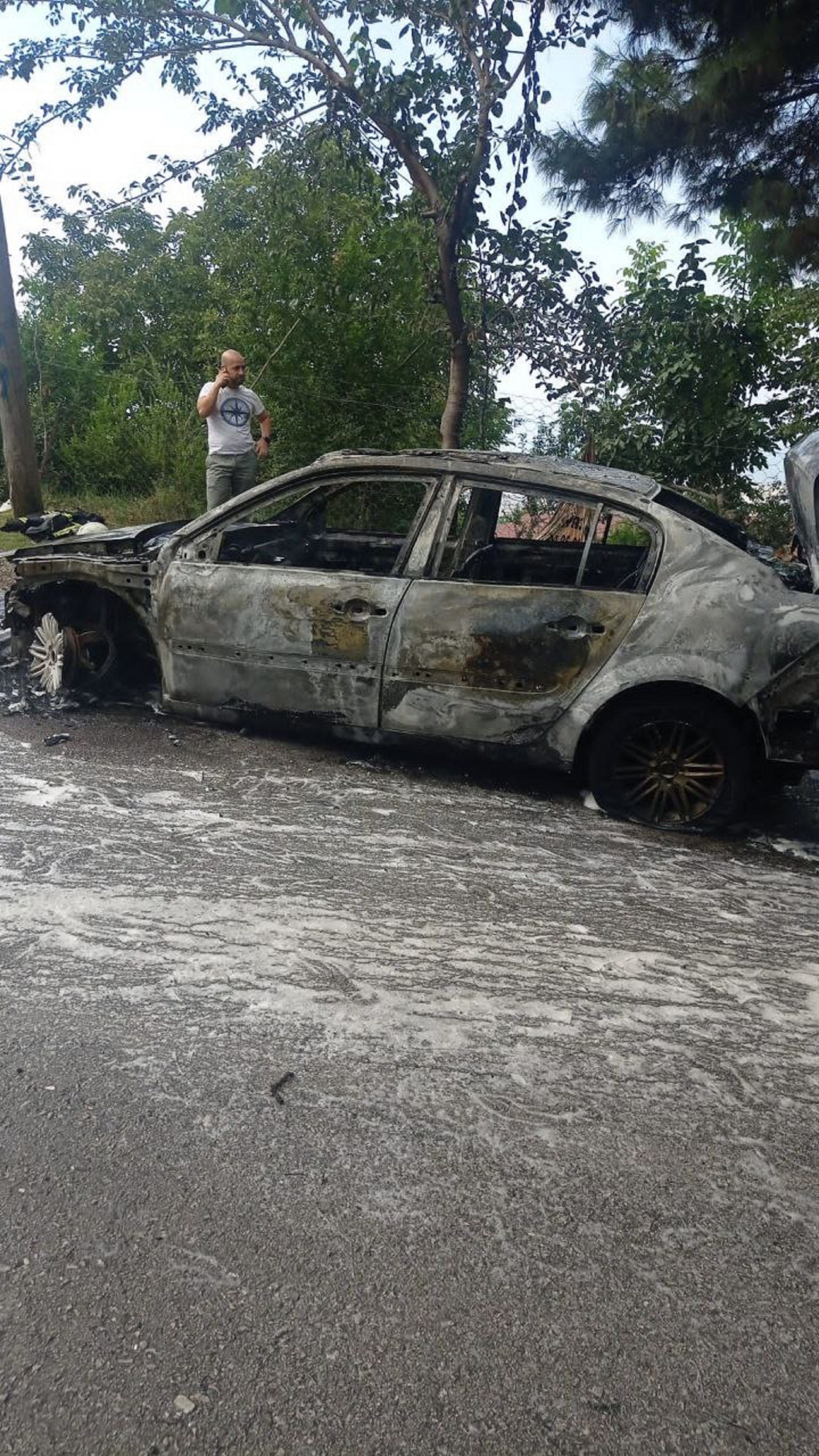 Hatay’ın Payas ilçesinde seyir halindeyken aniden yanmaya başlayan otomobil kullanılamaz hale geldi.