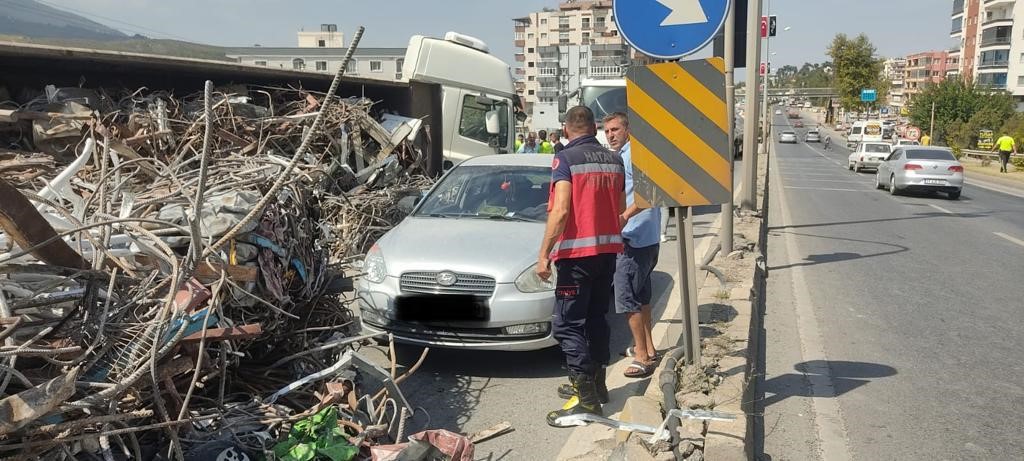 Hatay’da enkazdan çıkan demirleri taşıyan tırın devrildiği kazada, 4 araç zarar gördü.