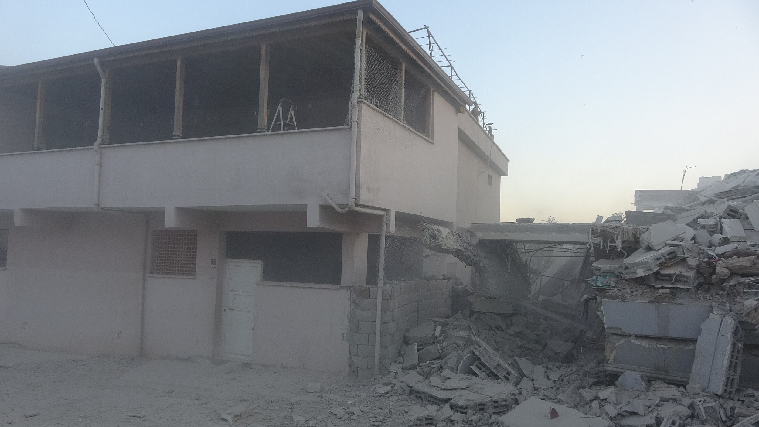 Aylardır korku içerisinde yaşıyordu, 7 katlı binanın yerle bir olmasıyla rahat nefes aldı