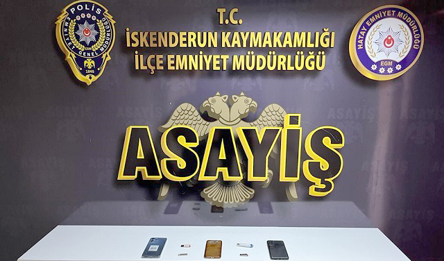İskenderun’da kendisini polis olarak tanıtıp dolandırıcılık yaptıkları iddiasıyla gözaltına alınan 2 kişiden biri tutuklandı.