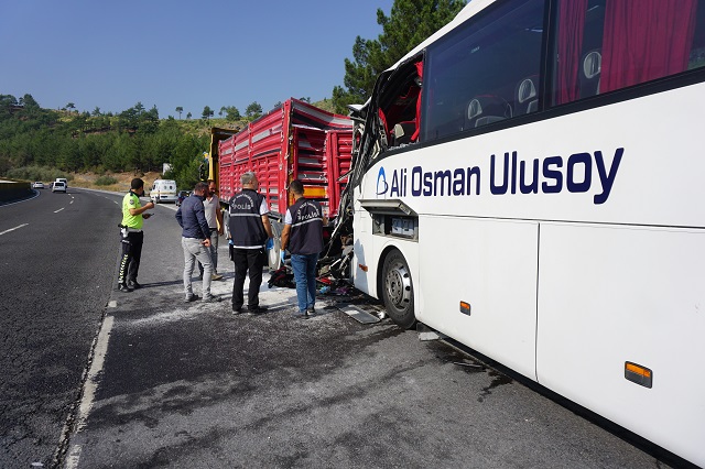 Giresun-Hatay seferini yapan yolcu otobüsünün, tıra arkadan çarpması sonucu sürücü ve muavin hayatını kaybetti, 12 yolcu yaralandı.