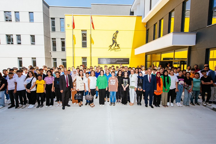 Güler Sabancı, Enerjisa Hatay Mesleki ve Teknik Anadolu Lisesi’nin ilk ders zilinde sınıfları dolduran öğrenci ve öğretmenlerin heyecanına ortak oldu.