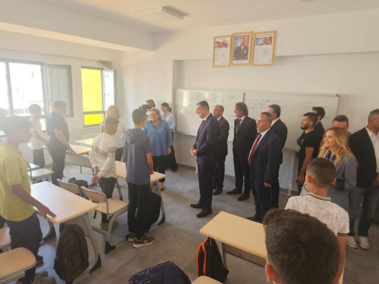 Güler Sabancı, Enerjisa Hatay Mesleki ve Teknik Anadolu Lisesi’nin ilk ders zilinde sınıfları dolduran öğrenci ve öğretmenlerin heyecanına ortak oldu.