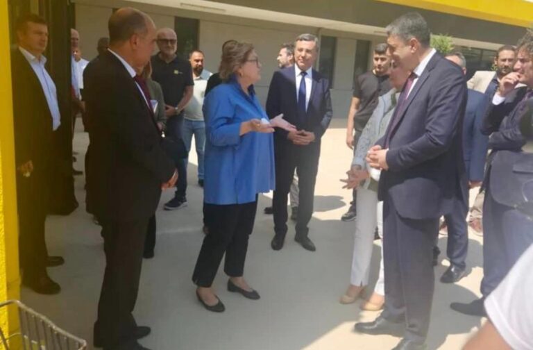 Güler Sabancı, Enerjisa Hatay Mesleki ve Teknik Anadolu Lisesi’nin ilk ders zilinde sınıfları dolduran öğrenci ve öğretmenlerin heyecanına ortak oldu.