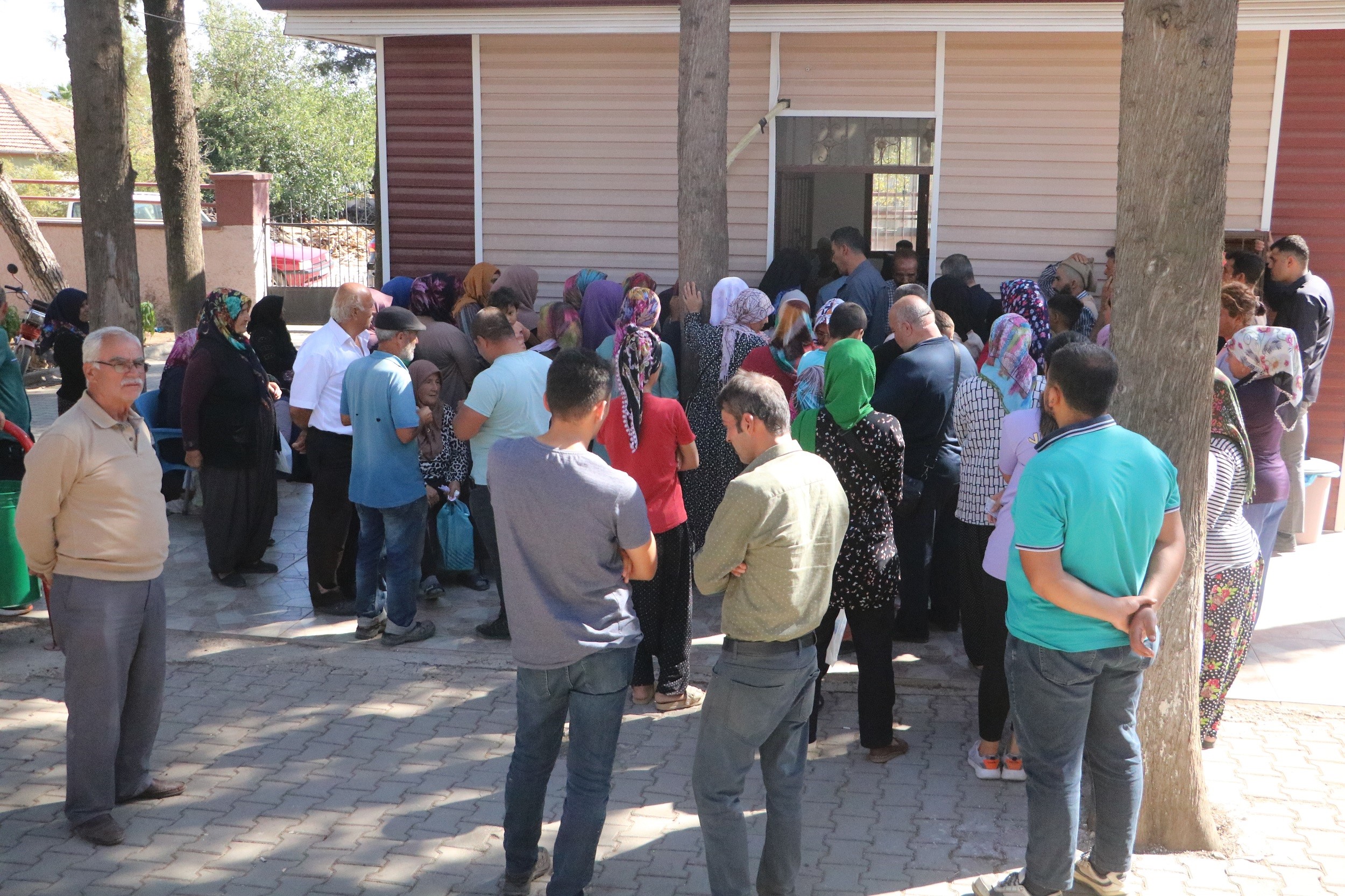 Depremin vurduğu Hatay’ın Hassa ilçesinde vatandaşların dertlerini dinleyerek tek tek çözüm üreten Kaymakam Osman Acar, bölge halkının takdirini topluyor.