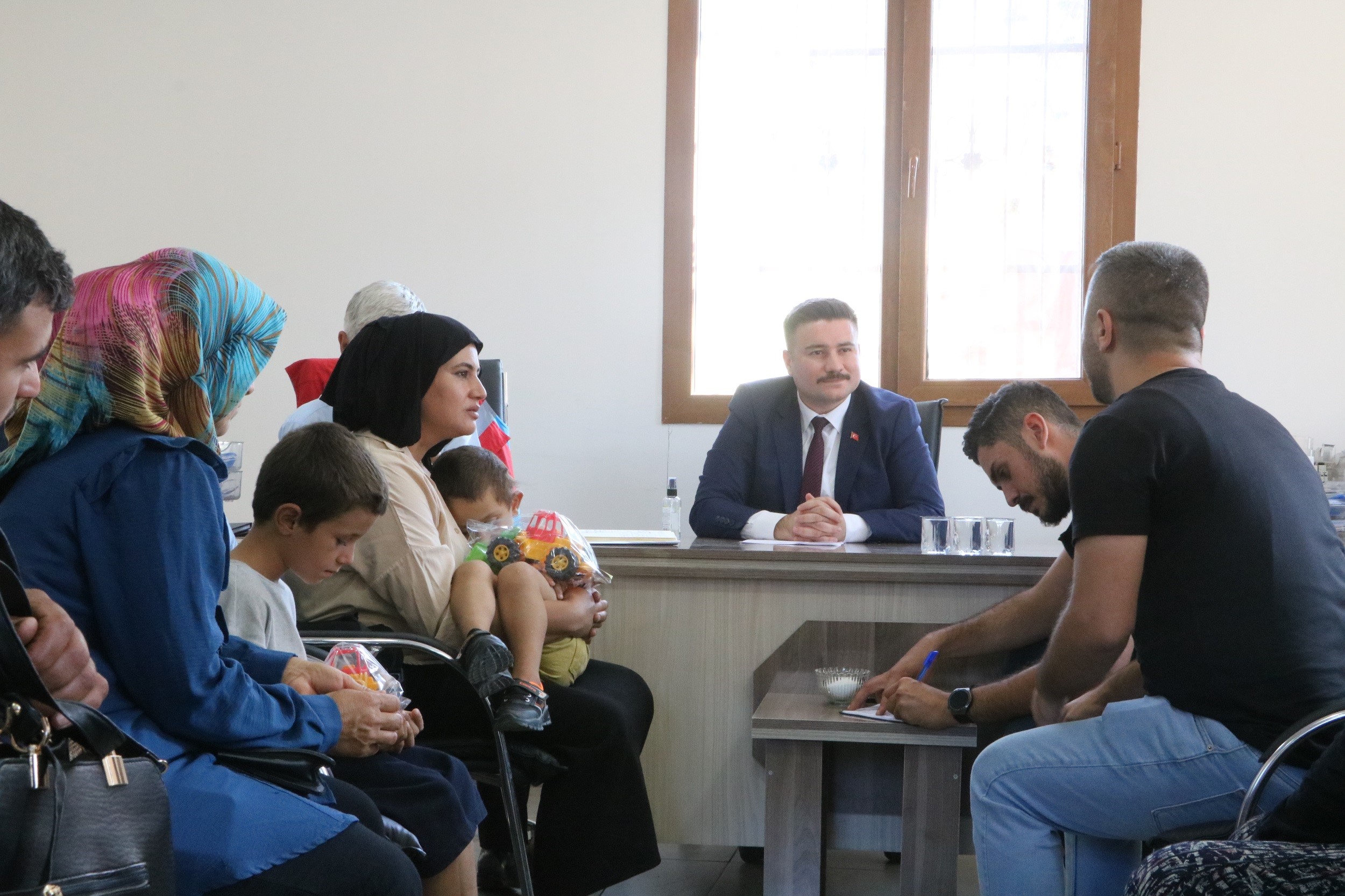 Depremin vurduğu Hatay’ın Hassa ilçesinde vatandaşların dertlerini dinleyerek tek tek çözüm üreten Kaymakam Osman Acar, bölge halkının takdirini topluyor.