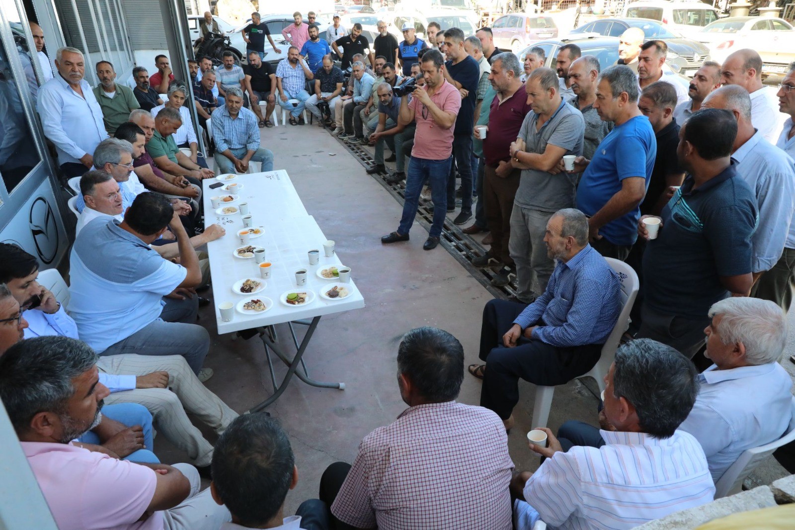 Hatay Büyükşehir Belediyesi Başkanı Lütfü Savaş Kırıkhan’da vatandaşlarla bir araya geldi.