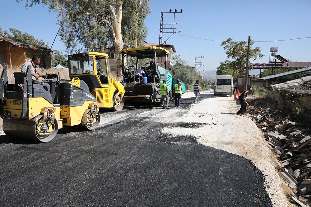 Hatay Büyükşehir Belediyesi, 6 Şubat depremlerinin ardından günlük yaşamın devam ettiği bölgelerde beton asfalt çalışmalarına devam ediyor.