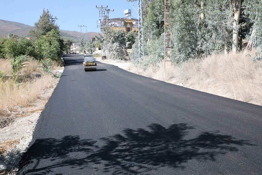 Hatay Büyükşehir Belediyesi, 6 Şubat depremlerinin ardından günlük yaşamın devam ettiği bölgelerde beton asfalt çalışmalarına devam ediyor.