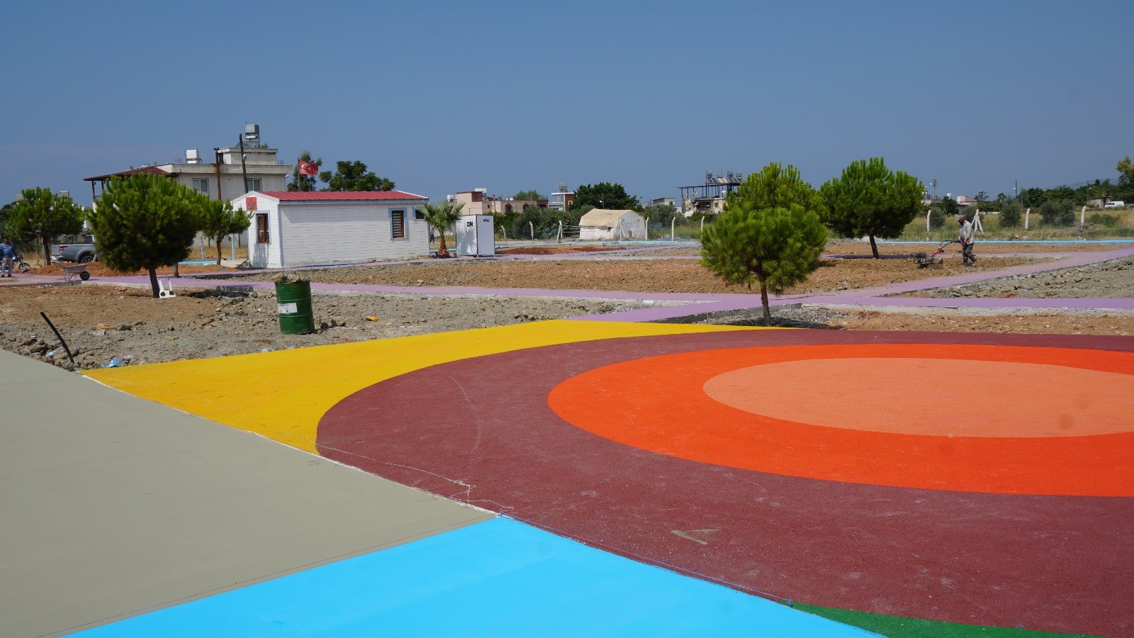 Hatay Büyükşehir Belediyesi Park Bahçe ve Yeşil Alanlar Daire Başkanı Murat Bayram, 6 Şubat öncesi ve sonrası Hatay’da yürüttükleri çalışmalarla ilgili açıklamalarda bulundu.