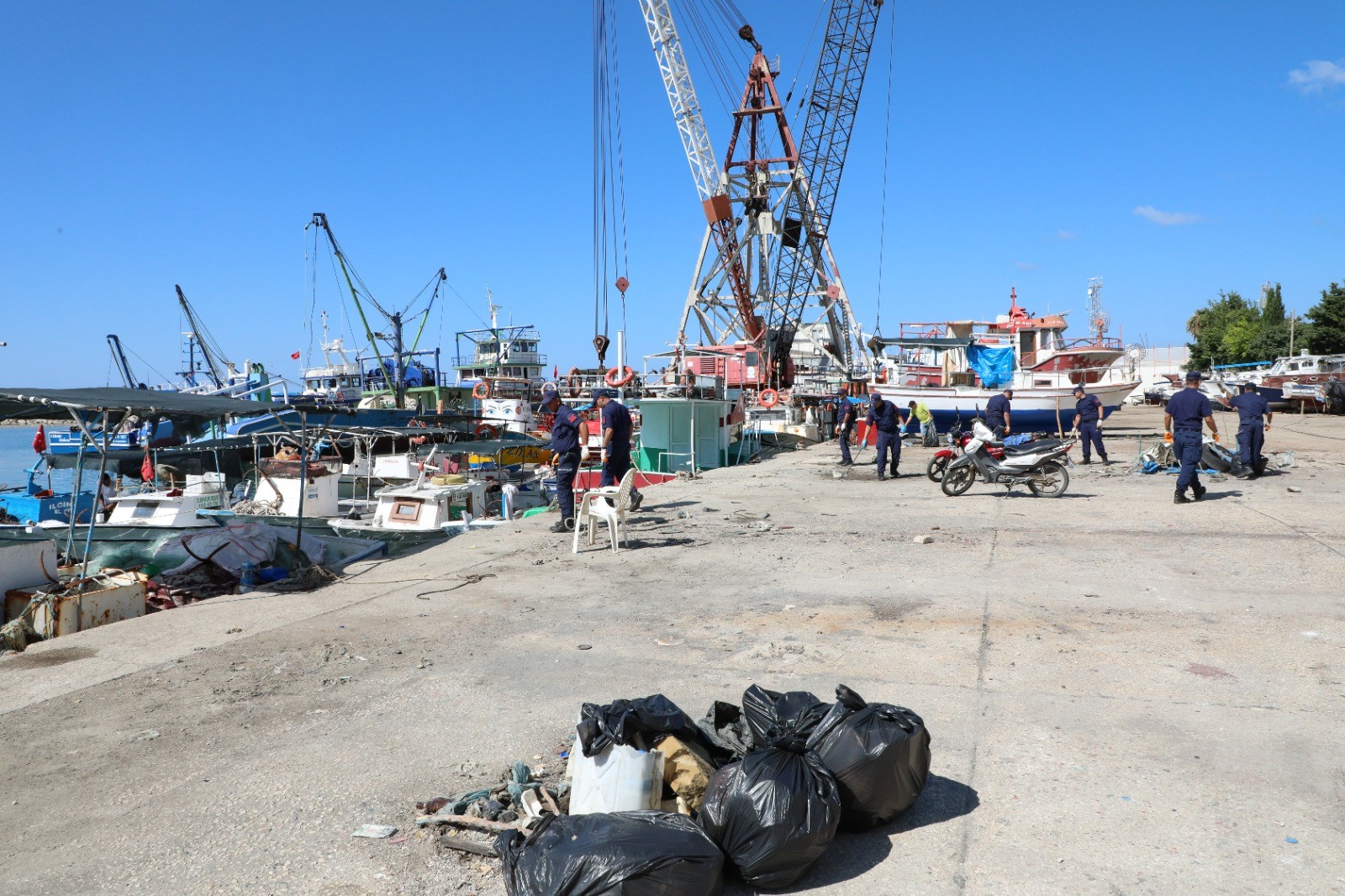 Hatay’da ekiplerin Akdeniz’de yaptığı temizlik çalışmasında araç lastiği, sandalye, balıkçı ağı ve torbalarca çeşitli çöp çıkarıldı.