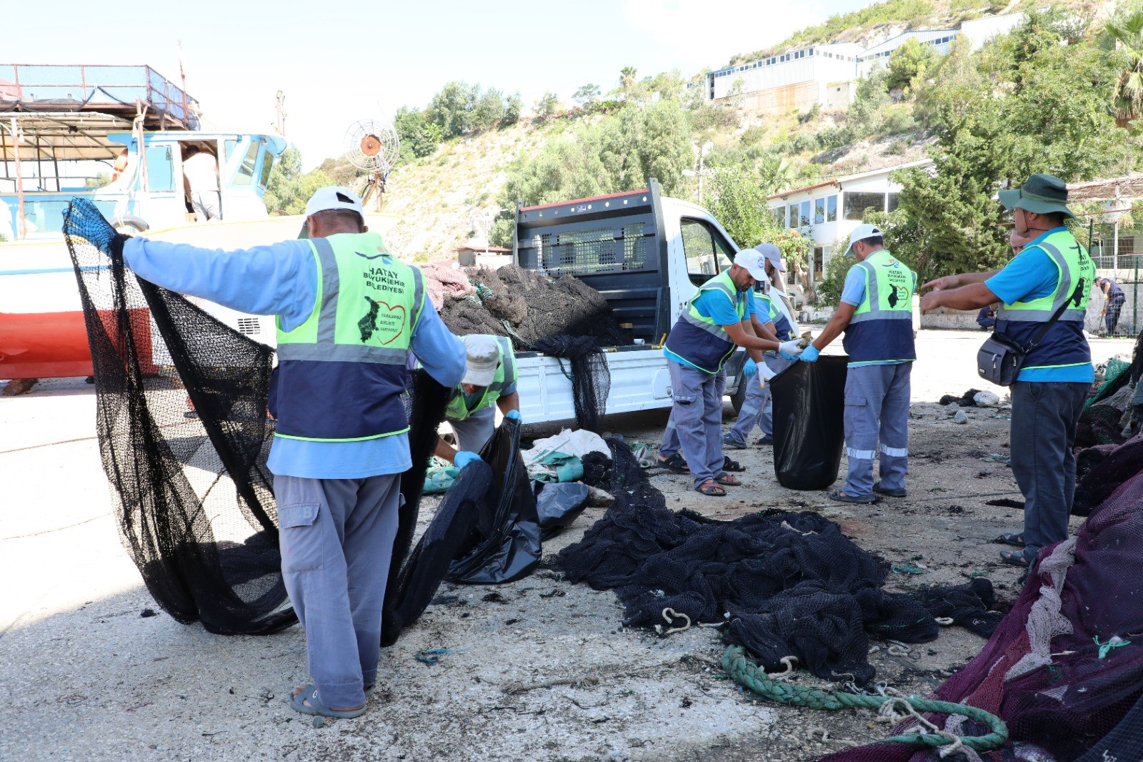 Hatay’da ekiplerin Akdeniz’de yaptığı temizlik çalışmasında araç lastiği, sandalye, balıkçı ağı ve torbalarca çeşitli çöp çıkarıldı.