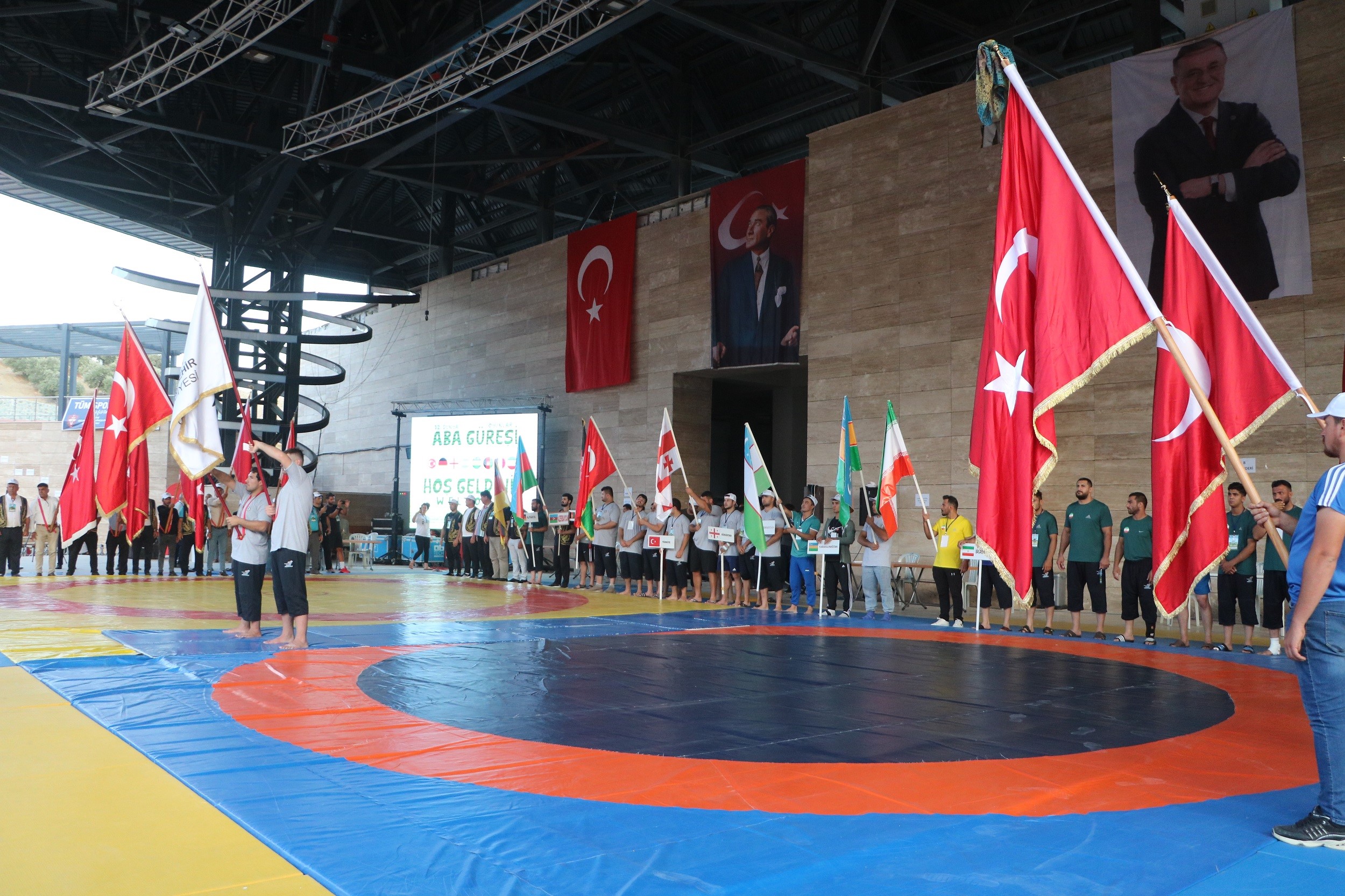 Enkaz kent Hatay'da 7 ülkeden 53 sporcu, depremzedelere moral olsun diye er meydanına çıktı