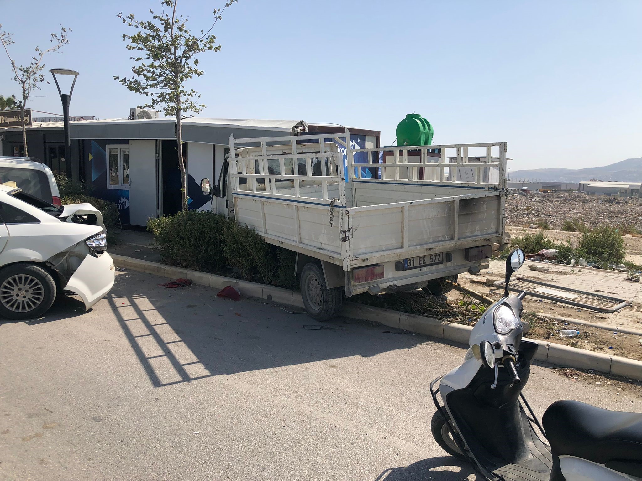 Hatay’da bir kamyonet, park halindeki 4 araca çarptı, kazada 4 kişi yaralandı.