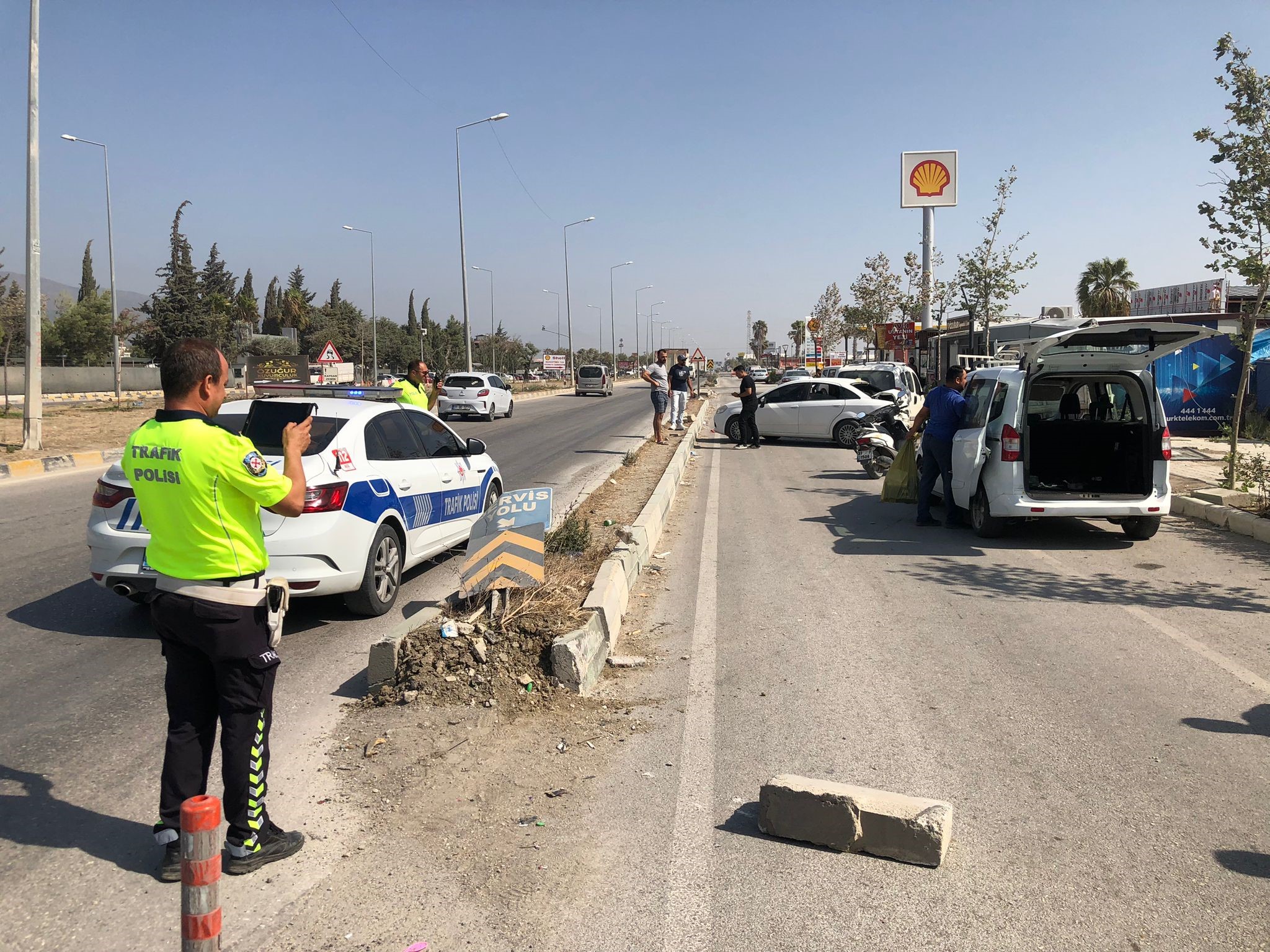 Hatay’da bir kamyonet, park halindeki 4 araca çarptı, kazada 4 kişi yaralandı.