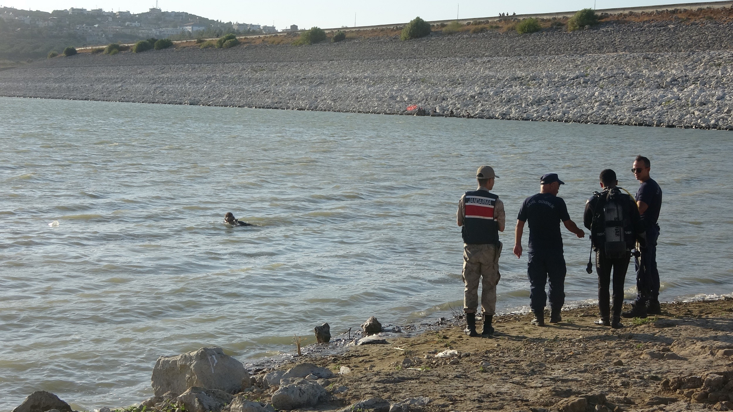Hatay’ın Altınözü ilçesinde girdikleri baraj gölünde kaybolan yabancı uyruklu 2 kuzenin cesetleri bulundu.