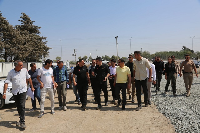 Hatay Valisi Mustafa Masatlı,AFAD Başkanı Okay Memiş ile birlikte öğretmenlere tahsis edilen konteyner kenti ziyaret ederek, yeni yuvalarına yerleşen öğretmenlerle sohbet etti.