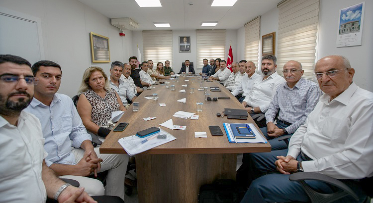 Hatay Vakıflar Bölge Müdürlüğü sorumluluk alanında faaliyette bulunan cemaat vakıflarının mülkiyetinde olan ve depremde zarar gören taşınmazlar hakkında bir araya geldi.