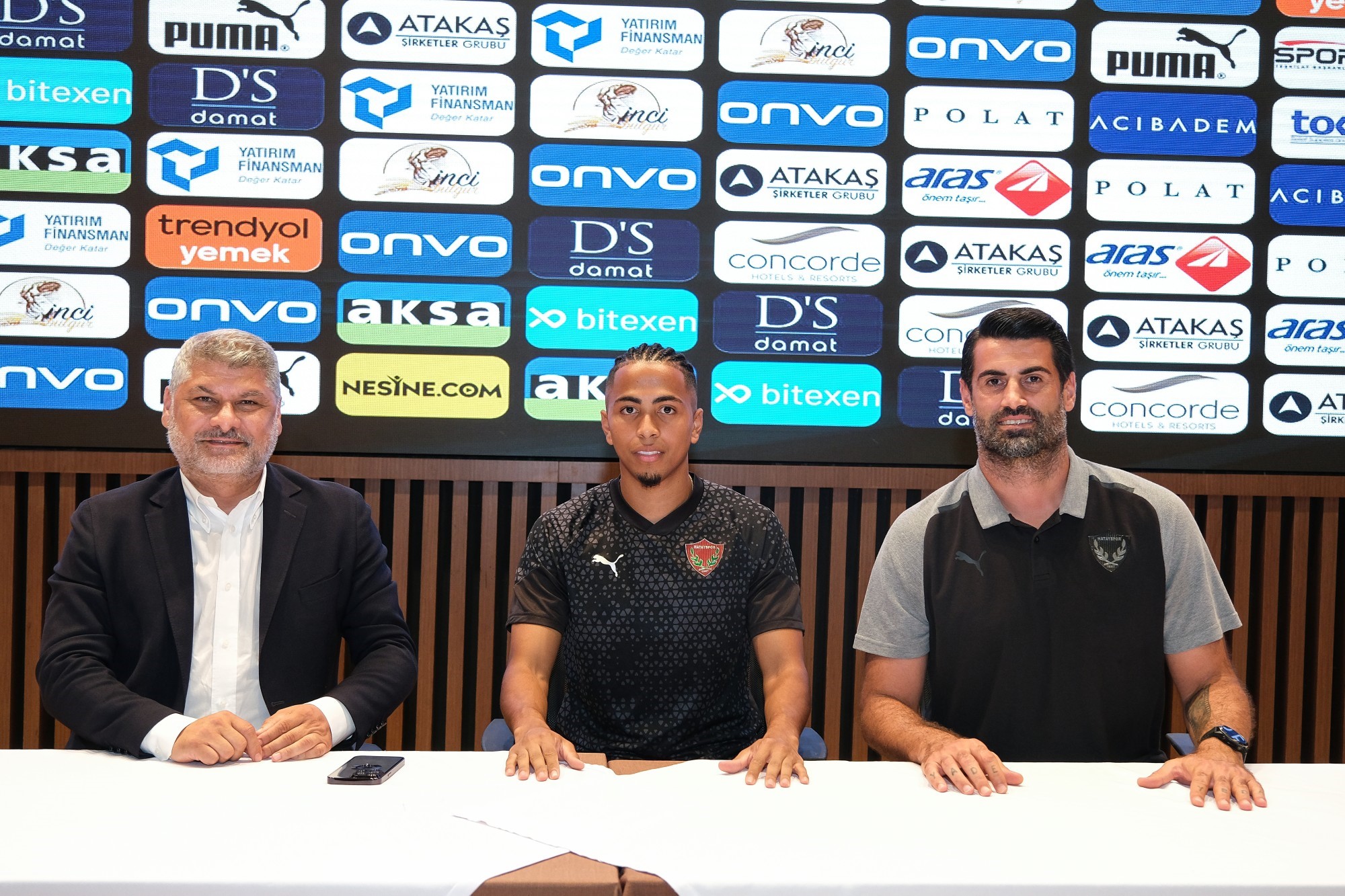 Trendyol Süper Lig ekiplerinden Hatayspor, orta saha ve forvet oyuncusu Rigoberto Rivas’ı kadrosuna kattı.
